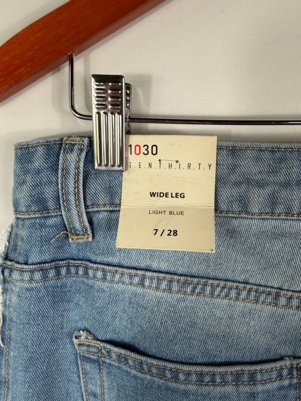 NWT Twist Relaxed Low RiseWide Leg Frayed Seam Jeans - Light Blue. Size 7 / 28 - Picture 7 of 9